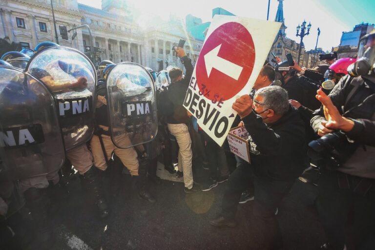 Golpes y represión en una nueva marcha de jubilados en el Congreso