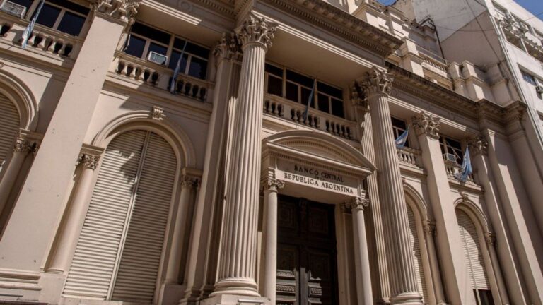 El Banco Central baja las tasas tras el anuncio del Tesoro de EEUU de un swap por 20 mil millones de dólares