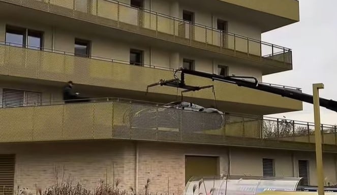 No tiene garage, se compró una Ferrari de US$400.000 y quiso guardarla en el balcón de su departamento