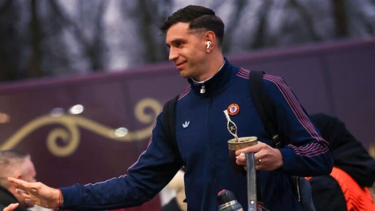 La bombilla del héroe: Dibu Martínez inmortalizó su atajada eterna en un objeto único