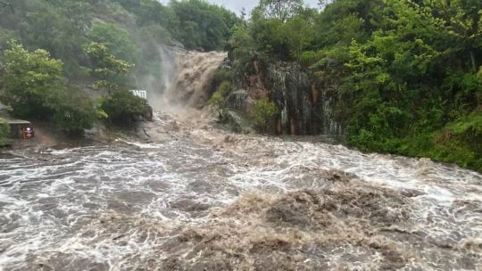 Crecida de 3,5 metros en Tanti: refuerzan controles y piden extremar cuidados tras las lluvias en las sierras