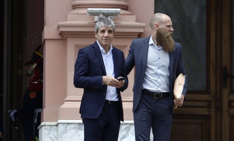 Preocupado por la caída de la recaudación, Caputo analiza postergar la baja de ganancias para 2028