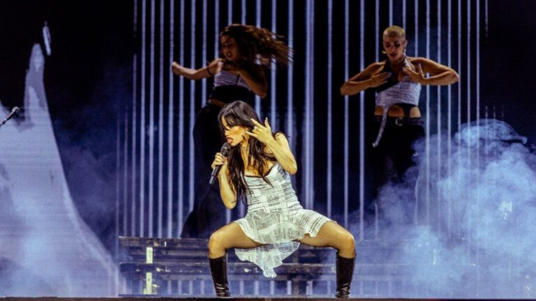 Lali Espósito sacudió el Cosquín Rock con un cover de Sumo, y un nuevo mensaje a Javier Milei?