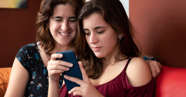 Mendoza: ordenan a una madre dejar de publicar fotos de su hija adolescente en redes sociales