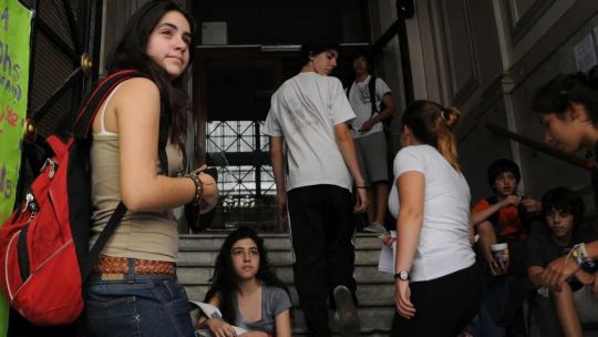 El 70% de los jóvenes argentinos muestra desapego hacia la política, según un informe de la UBA