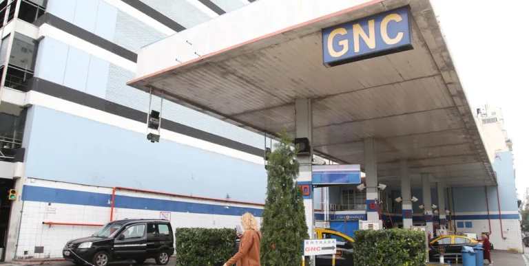 Surtidor de GNC en una estación de servicio de La Rioja mostrando el precio actualizado.