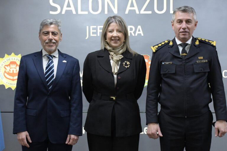 Grupo de personas reunidas, representando una movilización pacífica.