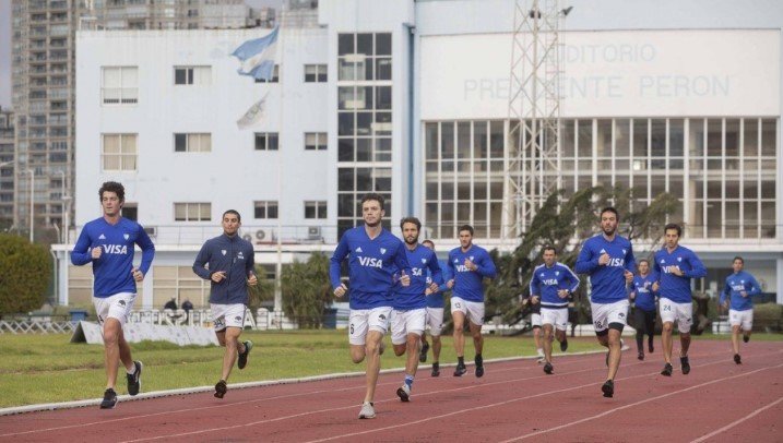 Ilustración de deportistas compitiendo en diferentes disciplinas, representando las becas al alto rendimiento.