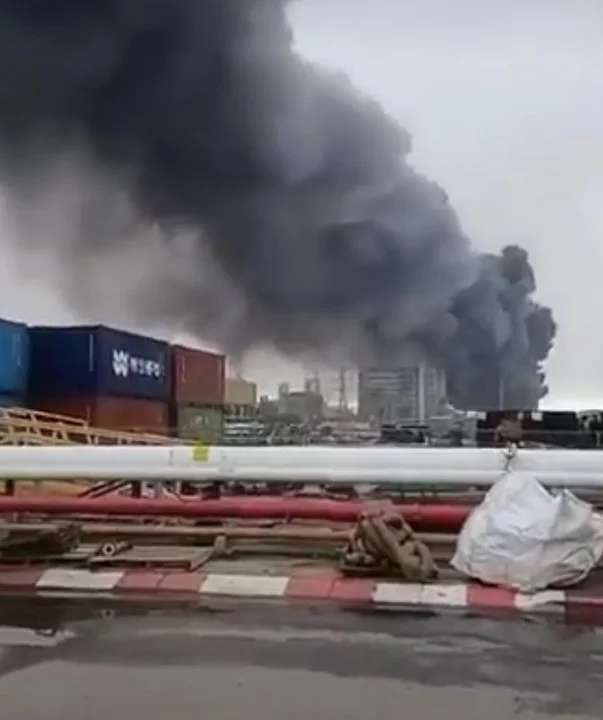 Fotografía aérea que muestra humo y equipos de emergencia trabajando en la zona industrial de Neot Hovav, Israel.