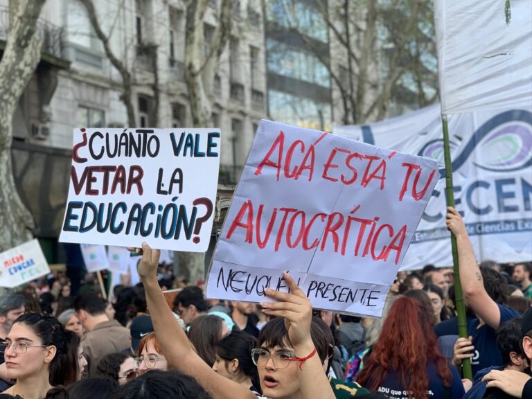 Ilustración de una balanza de la justicia y un edificio universitario