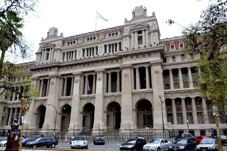 Símbolo de la justicia sobre libros de leyes
