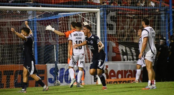 Jugadores de Newell's Old Boys y Acassuso durante el partido de la Copa Argentina