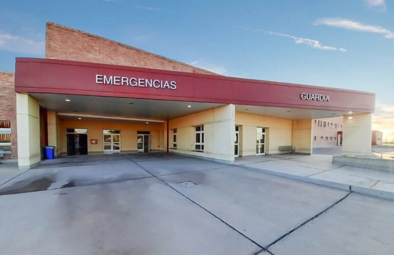 Personal de emergencias asistiendo en el lugar del accidente vial en La Rioja