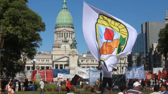 Representación gráfica de un mapa de Argentina con símbolos de debate político superpuestos.