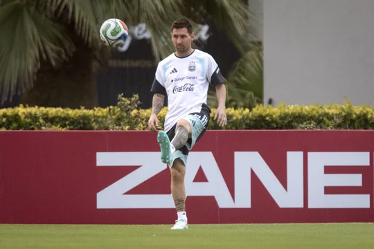 La Selección Argentina en un partido de fútbol en el estadio La Bombonera.