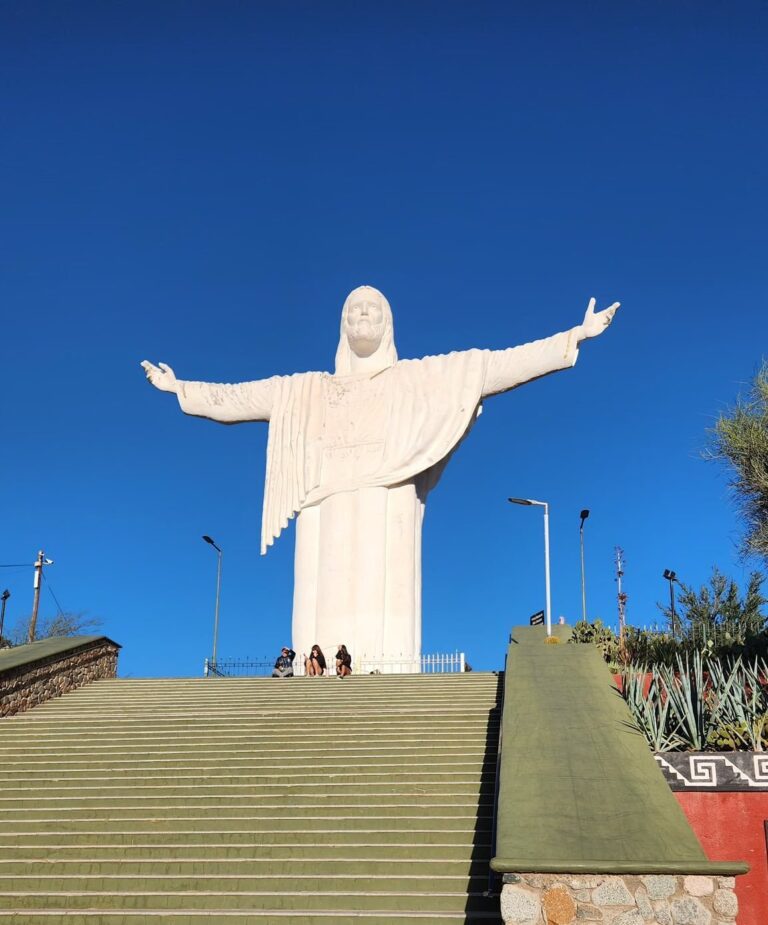 Vista panorámica del complejo del Cristo del Portezuelo en Chilecito, La Rioja, durante un día soleado.