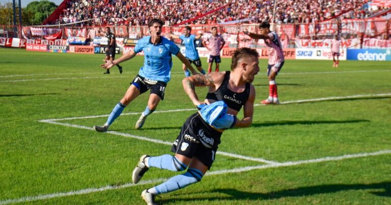 Jugadores de Temperley celebran el gol frente a Los Andes en la Primera Nacional