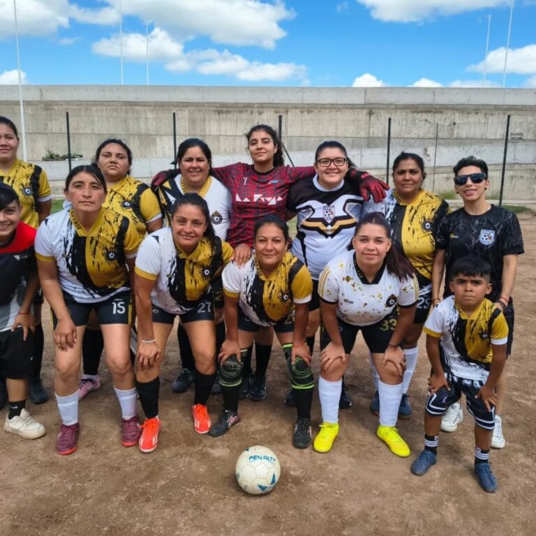 Acción de juego durante un partido de la Copa Municipal 2026 de fútbol femenino en el Polideportivo Carlos Saúl Menem, La Rioja.