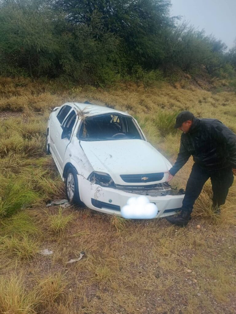 Accidente de tránsito con vehículo volcado en la Ruta Provincial 27, cerca de Patquía, La Rioja.