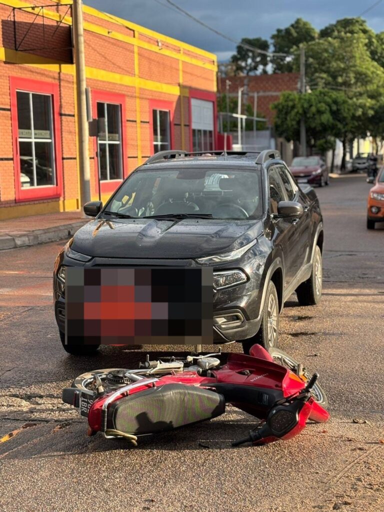 Esquina de las calles Artigas y Pringles en La Rioja, lugar donde ocurrió el accidente de tránsito.