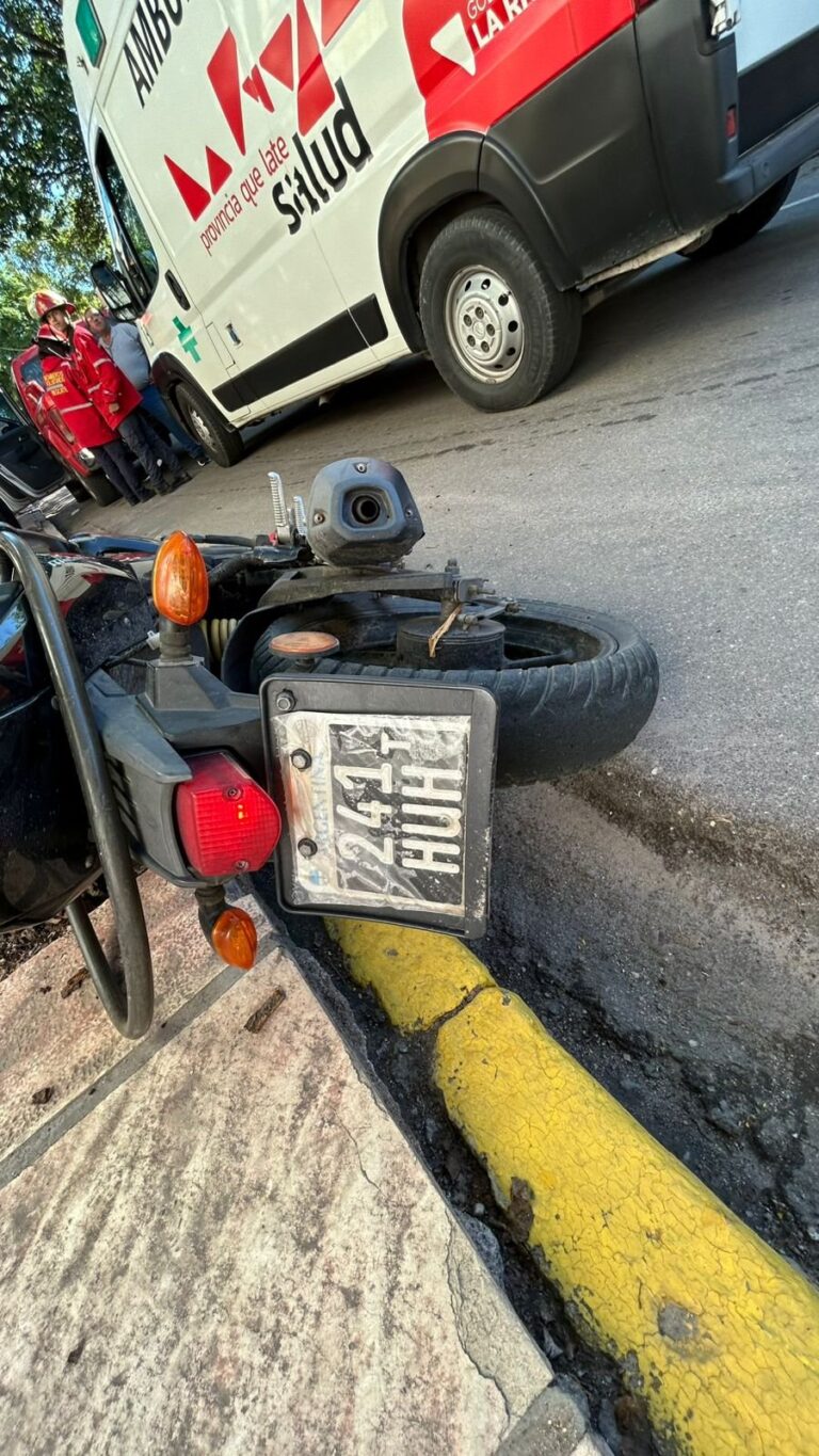 Operativo de Bomberos Voluntarios y emergencias en el lugar del accidente vial en el centro de La Rioja.