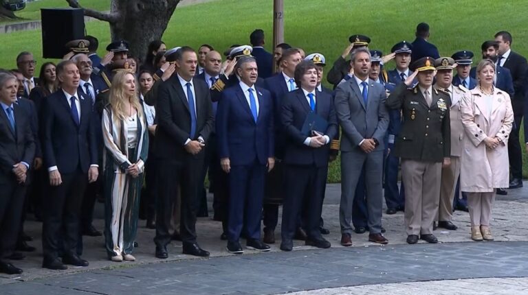 El Presidente Javier Milei durante el acto oficial por Malvinas en el Monumento a los Caídos de Plaza San Martín, Retiro.