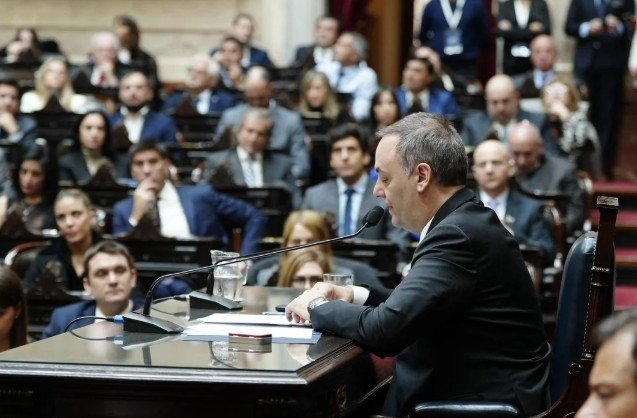 Adorni hablando en el Congreso durante su defensa