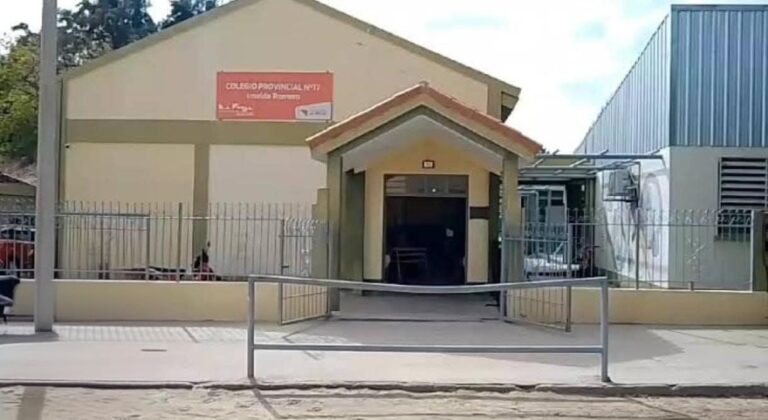 Fachada de la Escuela N° 17 en el barrio Talacán de Aimogasta, provincia de La Rioja