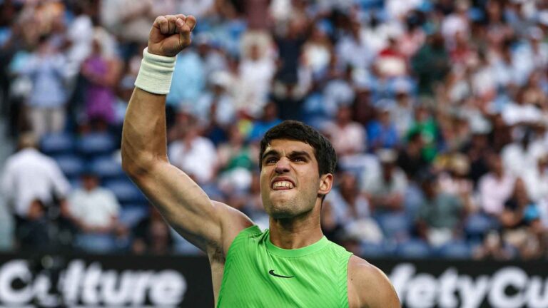 Carlos Alcaraz compite en un partido de tenis en la cancha de Montecarlo.