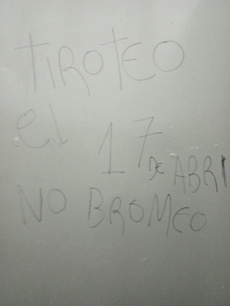 Exterior de una escuela con presencia policial simbólica, representando medidas de seguridad.