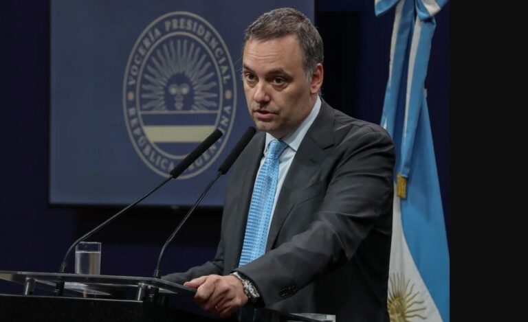 Ilustración de un expediente judicial sobre una investigación por enriquecimiento ilícito.