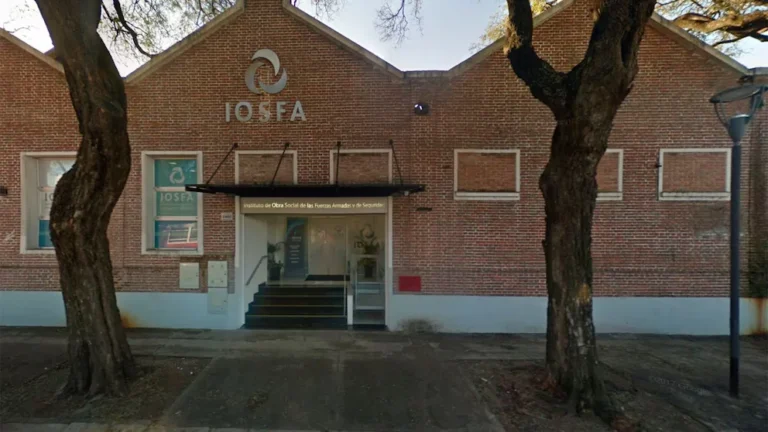 Edificio institucional del IOSFA, organismo bajo investigación por obras irregulares.