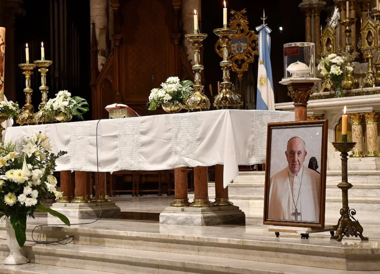 Fieles participan en una misa en memoria del papa Francisco.
