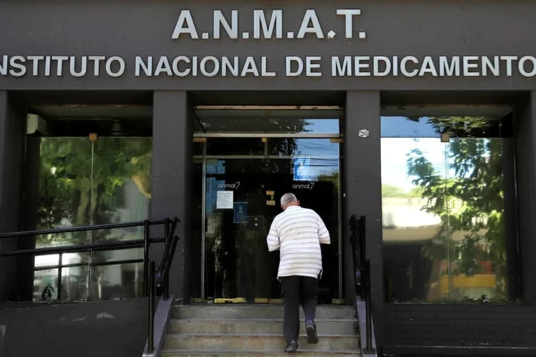 Logotipo de la ANMAT, organismo regulador de medicamentos y alimentos en Argentina.