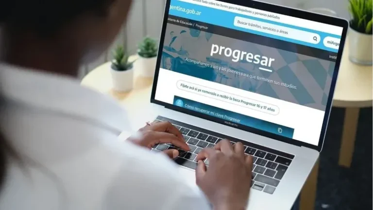 Estudiante utilizando una computadora para inscribirse a las Becas Progresar en la plataforma de ANSES