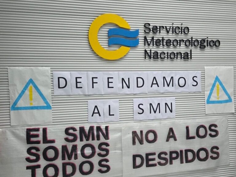 Edificio del Servicio Meteorológico Nacional con cartel de alerta