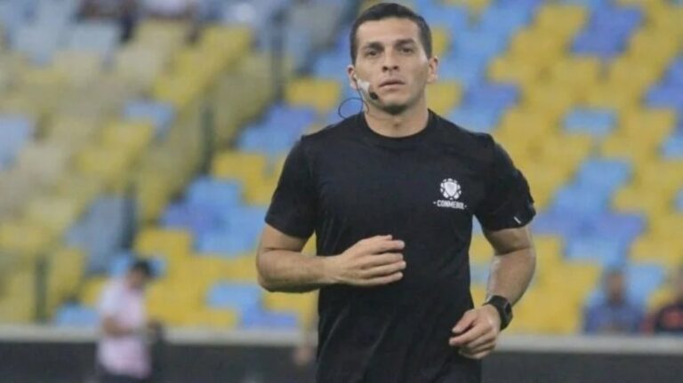 Gabriel Chade, árbitro asistente riojano, durante un partido internacional.