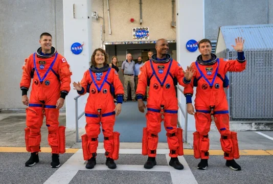 Ilustración de la cápsula Orion de la NASA reingresando a la atmósfera terrestre sobre el océano.