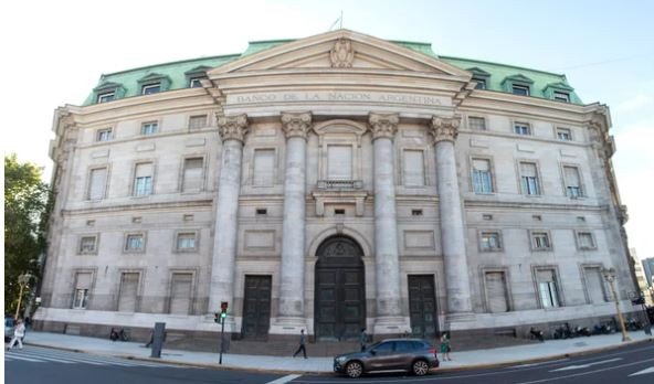 Delegados de ATE reunidos frente a una sucursal del Banco de la Nación Argentina.