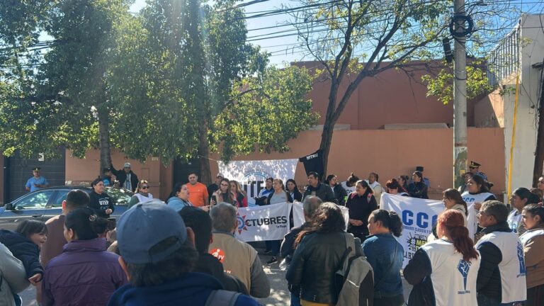 Manifestantes de ATE y UTEP durante la protesta frente a una vivienda en La Rioja.