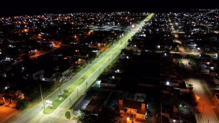 Autoridades provinciales y municipales en la inauguración de la iluminación de la Avenida Coronel Montes en La Rioja