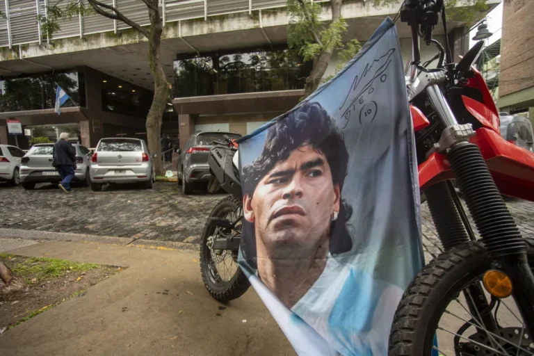 Símbolo de la justicia frente a una imagen de Diego Maradona