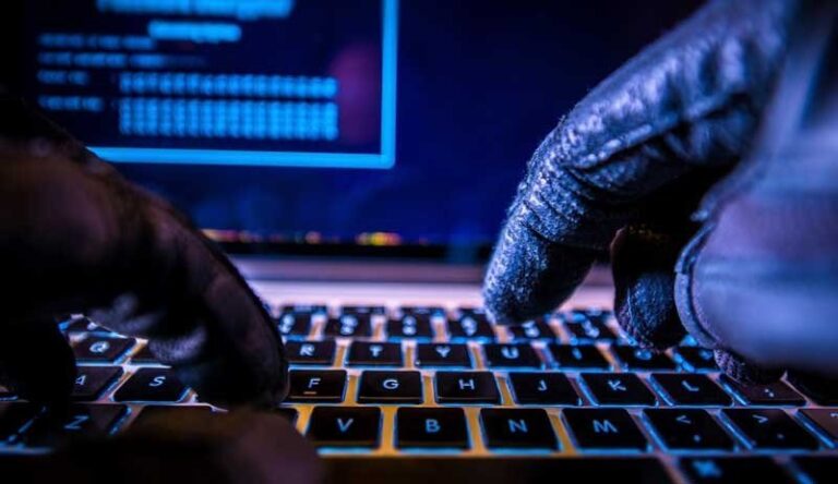 Especialista analizando evidencia digital en una computadora, representando la investigación forense del caso.