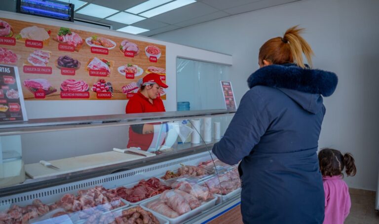 Laura Vergara, presidenta de Cerdo de los Llanos, supervisa las obras de ampliación de la empresa en La Rioja