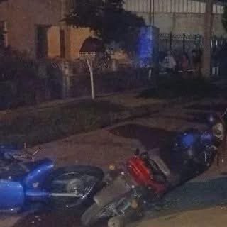Ilustración de un escenario de accidente de tránsito con motocicletas en una calle urbana.