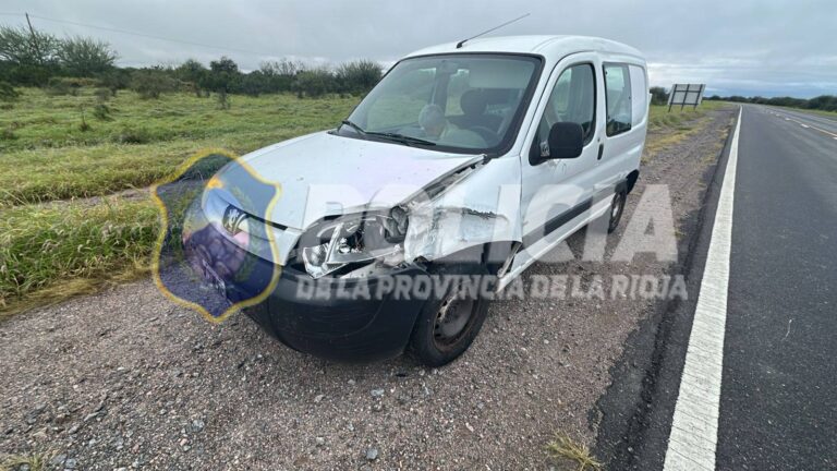 Ilustración de un accidente de tránsito en una ruta, representando el choque entre un auto y una camioneta.