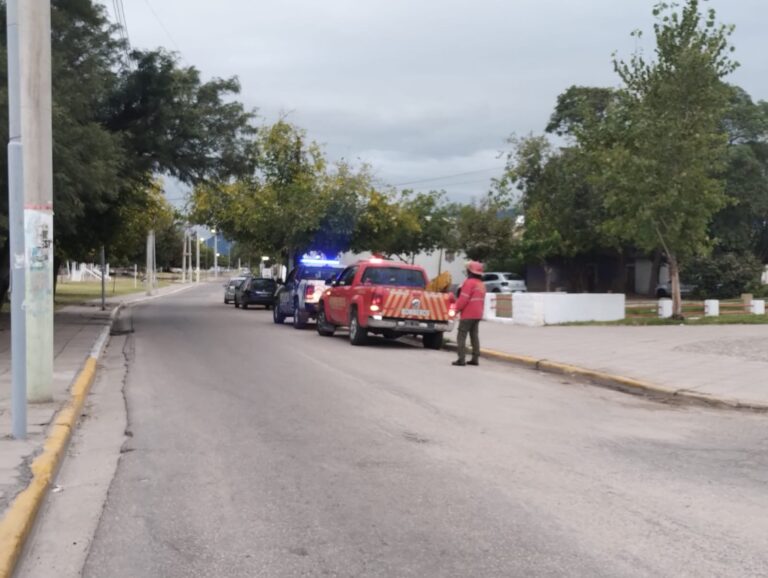 Personal de emergencias asistiendo en la escena de un accidente de tránsito en una calle céntrica de La Rioja.