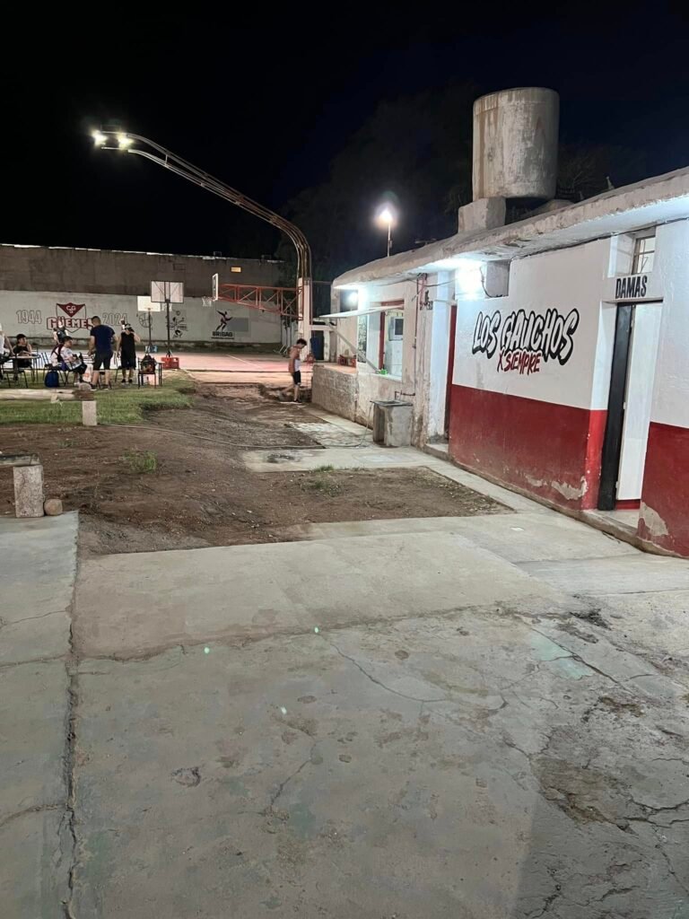 Exterior o sede del Club Social y Deportivo Güemes en La Rioja, preparado para su 82° aniversario.