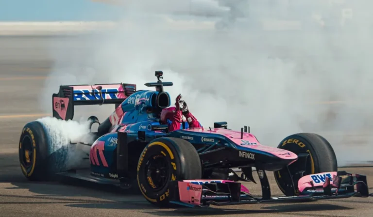 Franco Colapinto, piloto argentino de Fórmula 1, junto a un monoplaza en un circuito urbano.