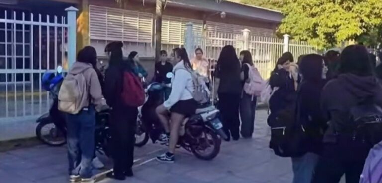 Acceso al Colegio N° 4 de La Rioja donde se realizaron controles de seguridad